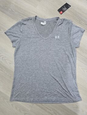 Under Armour Women’s Light Gray V-Neck Performance Tee Size L NWT
